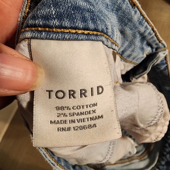 Torrid 3.5" Light Wash Cut Off Raw Hem Distressed Jean Shorts Size 16 - Picture 8 of 11